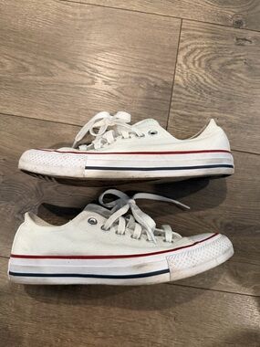 Converse Chuck Taylor low Sz 4.5 men’s/6.5 women’s